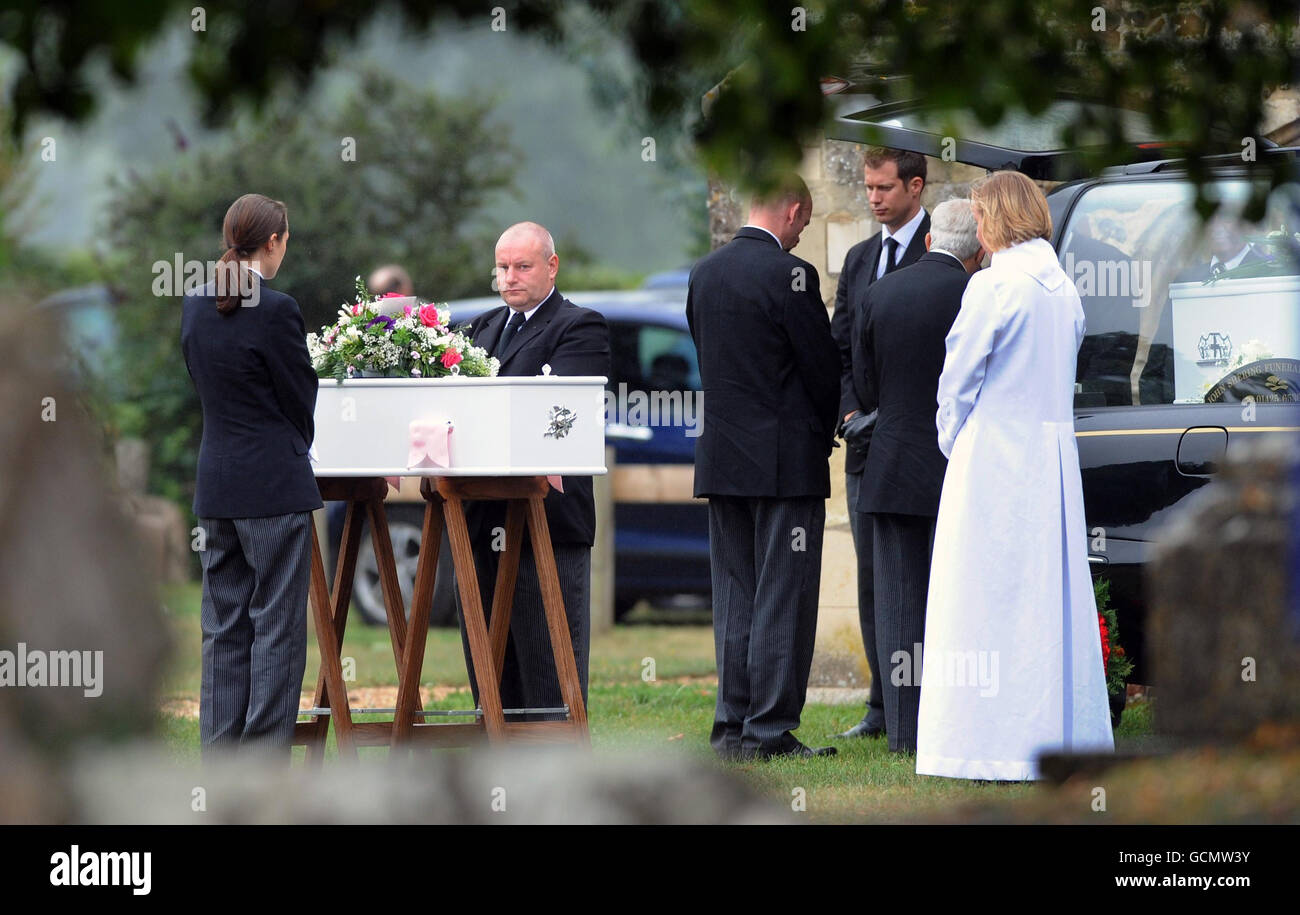 Les cercueils de Phoebe, deux ans et un an, le cas de Nereya sont transportés dans l'église Sainte Marie à Fordingbridge, Hampshire, pendant les funérailles de Vicki, 31 ans, et ses deux filles. Banque D'Images