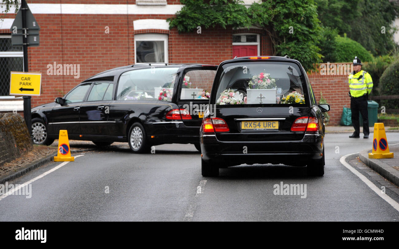 Les corbillards arrivent à l'église St Mary à Fordingbridge, dans le Hampshire, pendant les funérailles de Vicki case, 31 ans, et ses deux filles Phoebe, deux ans, Nereya. Banque D'Images