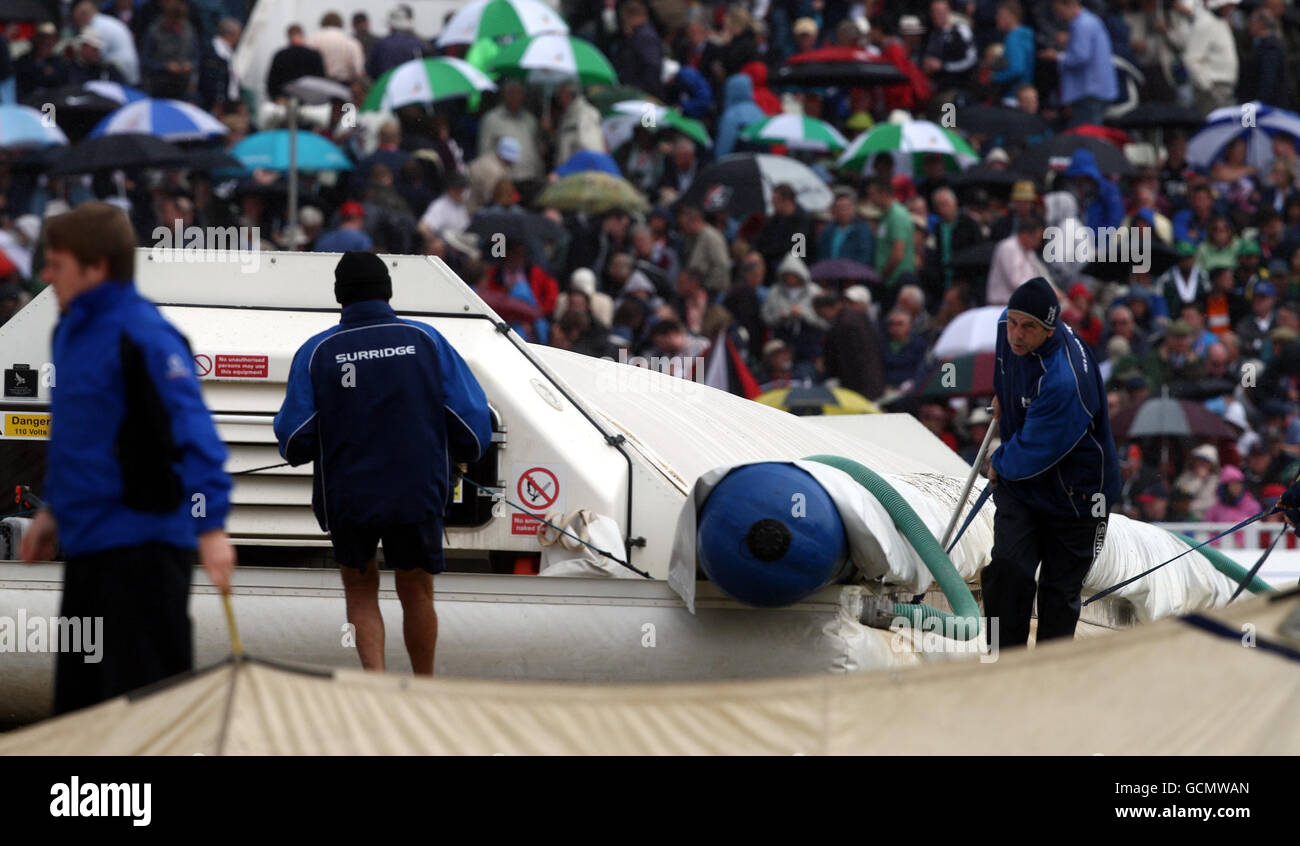 Les couvertures se portent alors que la pluie arrête de jouer pendant le second test de npower à Edgbaston, Birmingham. Banque D'Images