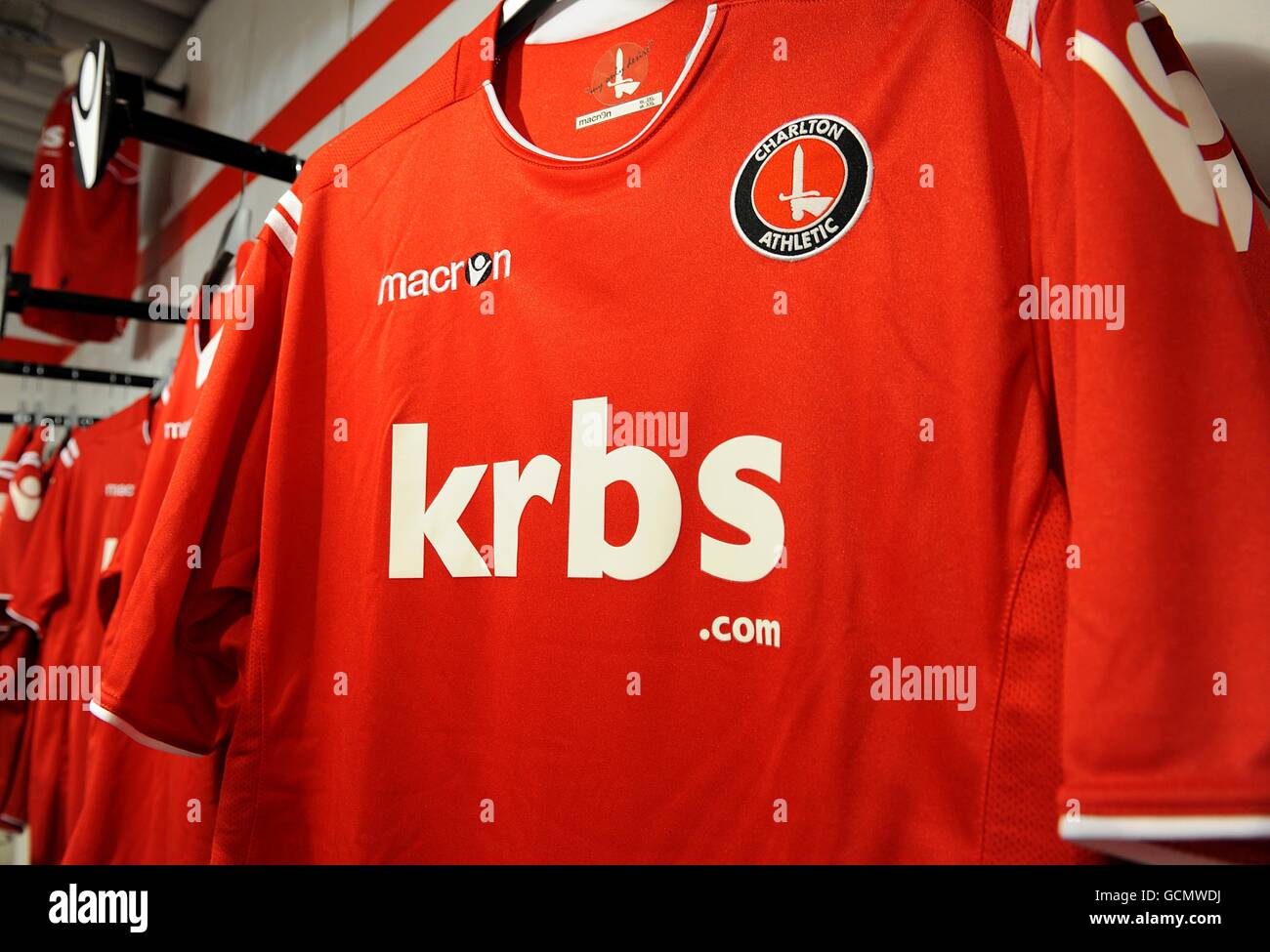 Le nouveau maillot Charlton Athletic Home est en solde dans le boutique du  club à The Valley Photo Stock - Alamy