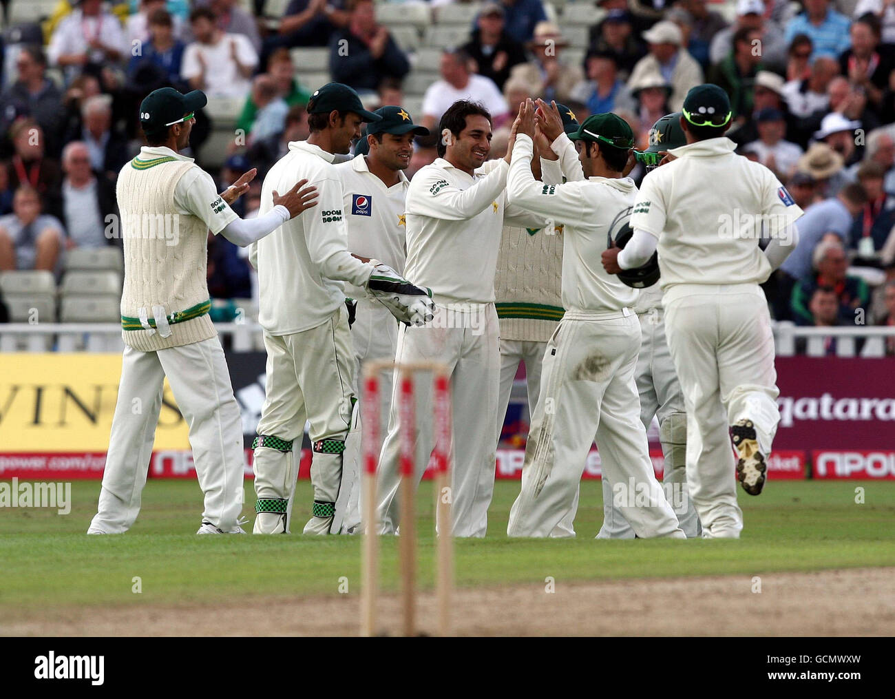 Saeed Ajmal (au centre) du Pakistan est félicité par ses coéquipiers après avoir pris Graeme Swann en Angleterre lors de son propre bowling lors du second Test de npower à Edgbaston, Birmingham. Banque D'Images