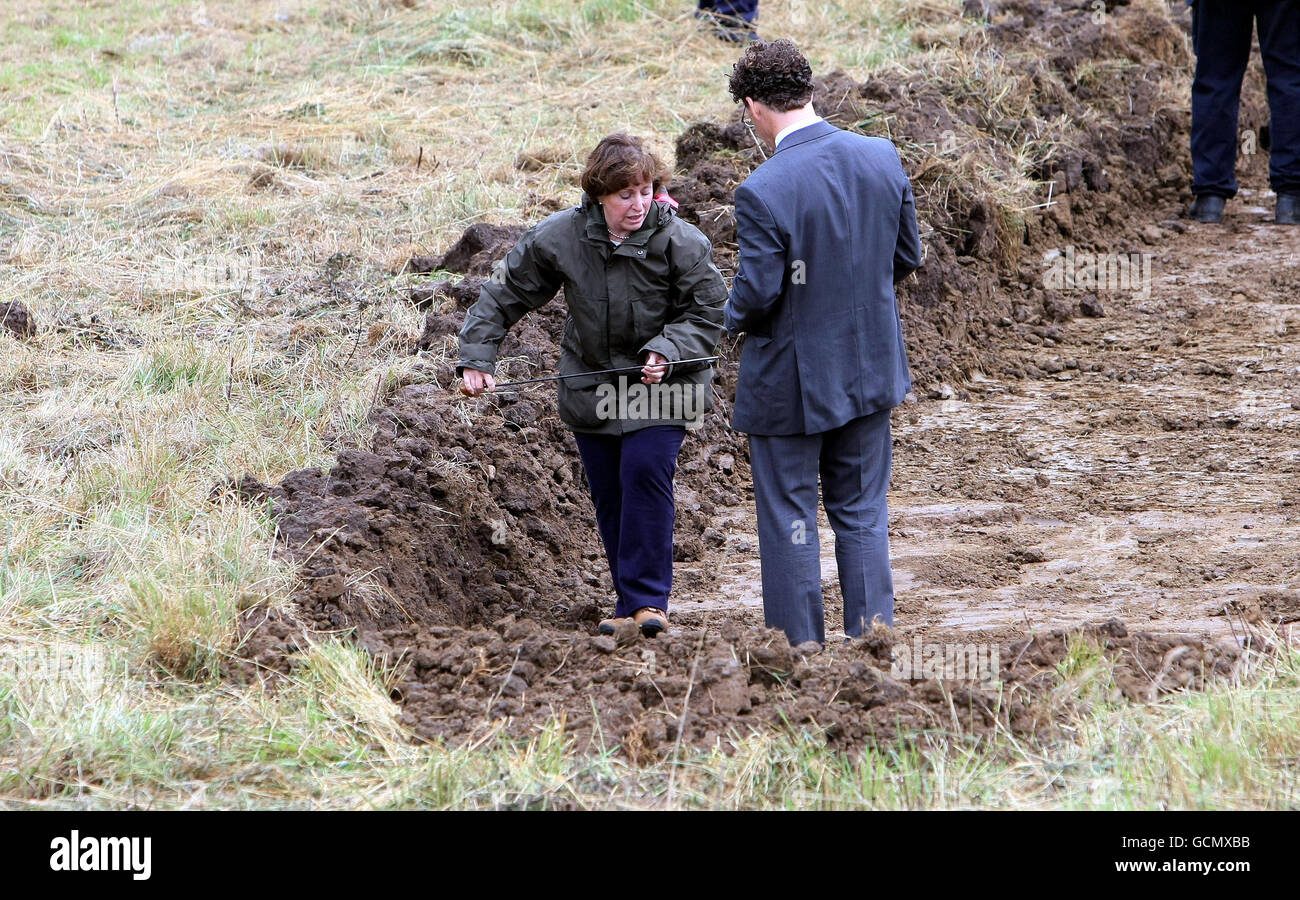 L'écologiste médico-légal Dr Pat Wiltshire inspecte une sonde alors que la police recherche un champ à côté de la B4084 près de Pershore, dans le Worcestershire, aujourd'hui, À la recherche du corps de l'agent immobilier disparu Suzy Lamplugh qui a disparu en juillet 1986 après avoir vu un client appelé 'Mr Kipper' dans une maison à Fulham, Londres. Banque D'Images