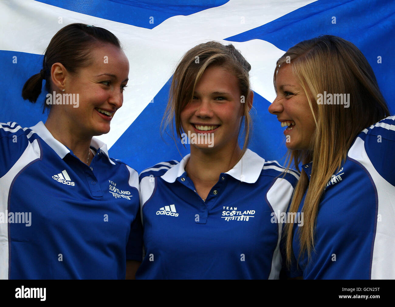 Le plongeur Grace Reid (au centre) avec, la joueuse de badminton Susan Egelstaff (à gauche) et la joueuse de hockey Kareena Marshall après avoir été annoncée dans l'équipe d'Écosse pour l'équipe des Jeux du Commonwealth à participer à Delhi en octobre, au Centre de gestion de l'Université de Stirling, à Stirling. Banque D'Images