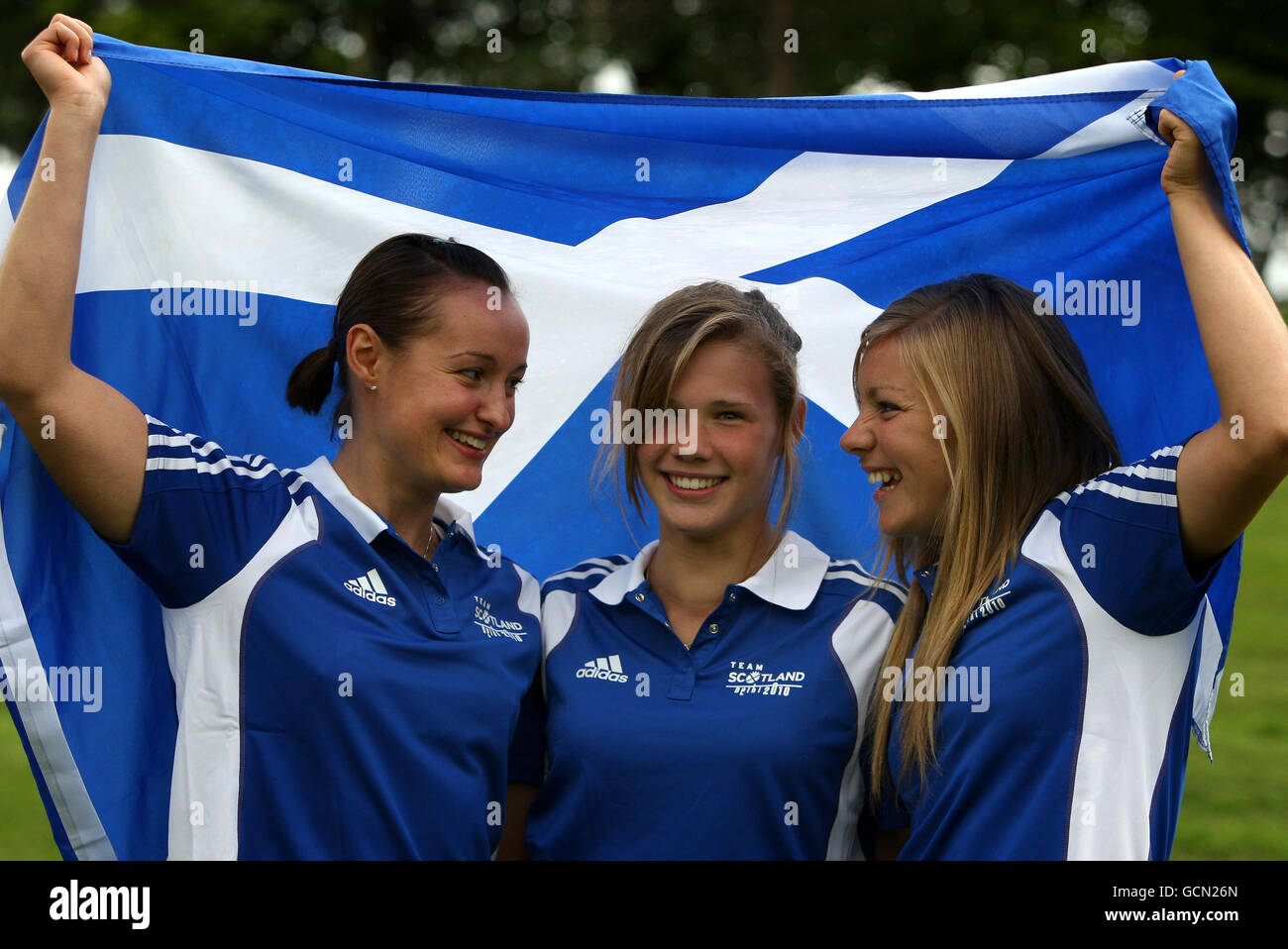 Le plongeur Grace Reid (au centre) avec, la joueuse de badminton Susan Egelstaff (à gauche) et la joueuse de hockey Kareena Marshall après avoir été annoncée dans l'équipe d'Écosse pour l'équipe des Jeux du Commonwealth à participer à Delhi en octobre, au Centre de gestion de l'Université de Stirling, à Stirling. Banque D'Images
