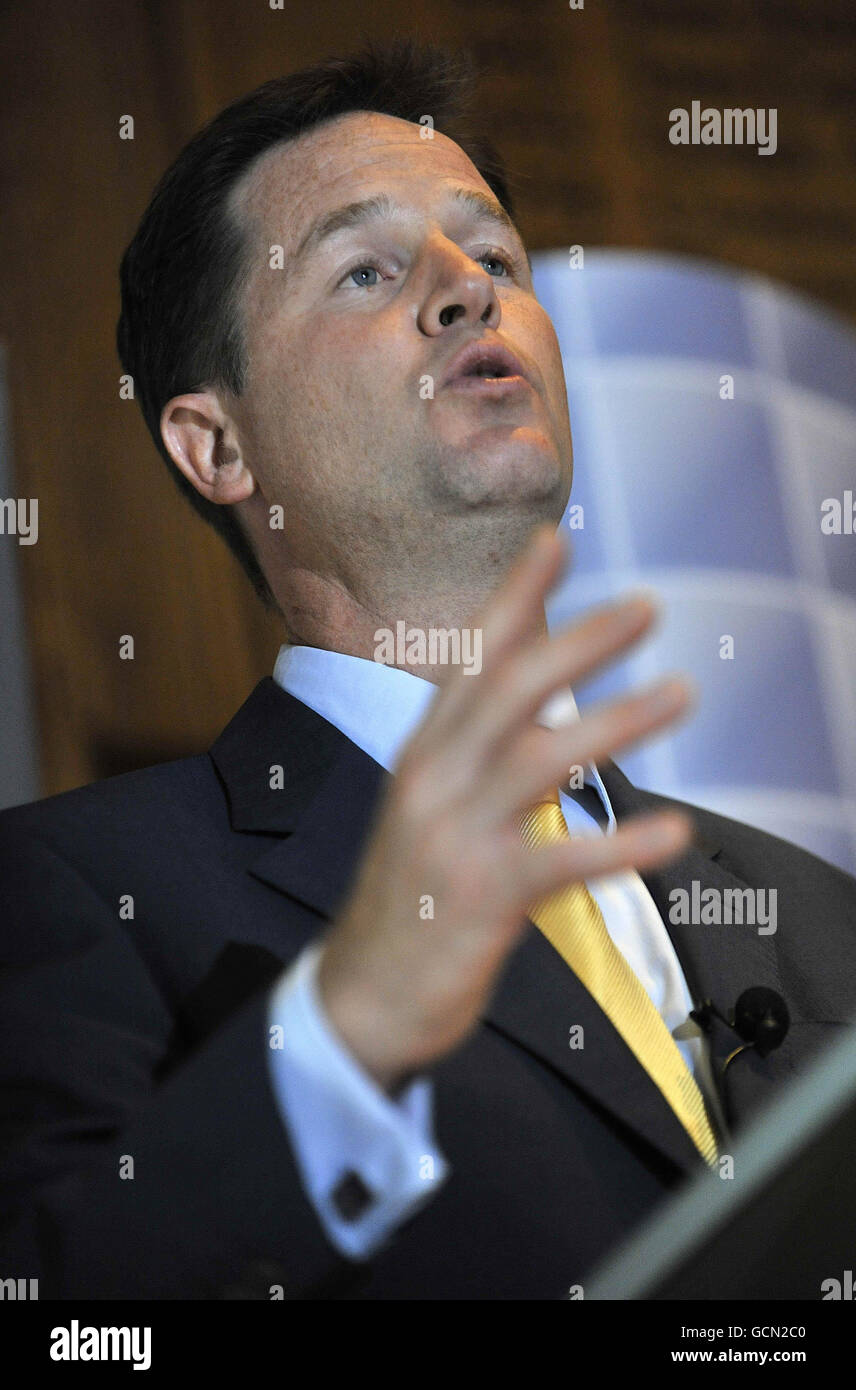 Le vice-premier ministre Nick Clegg prononce un discours sur la réforme sociale au RICS à Westminster, à Londres. Banque D'Images
