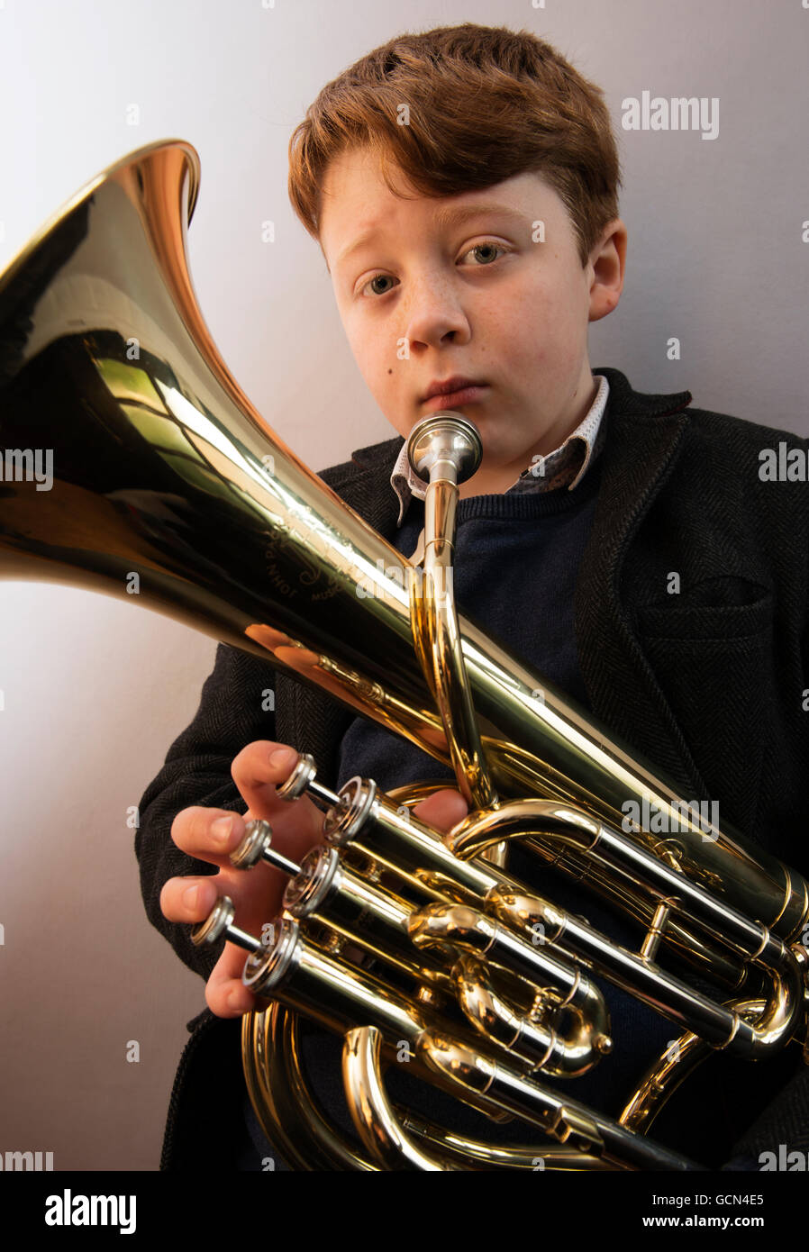 Jeune garçon de 11 ans avec un cor baryton Banque D'Images