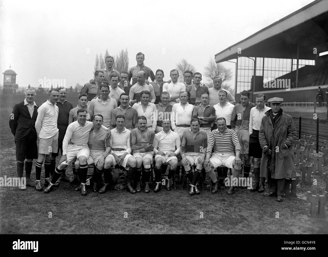 Rangée arrière : Richard Hamilton-Wickes, R Stokes (prénom inconnu), Vivian Gordon Davies, Herbert John Hyde Sibree, J M Currie (prénom inconnu), H P Marshall (prénom inconnu), G D Hale (prénom inconnu), N M Benton (prénom inconnu), Commandant L J L Hammond (prénom inconnu), W V Heale (prénom inconnu), Major W R Ling, DSO. MC (prénom inconnu), S H Townell (prénom inconnu), Geoffrey Dorling 'Khaki' Roberts, CBE, S J Rossdale (prénom inconnu), C R Vick (prénom inconnu), Lt William Wavell Wakefield, G V Carey (prénom inconnu), John Clifford Gibbs, Major W Banque D'Images