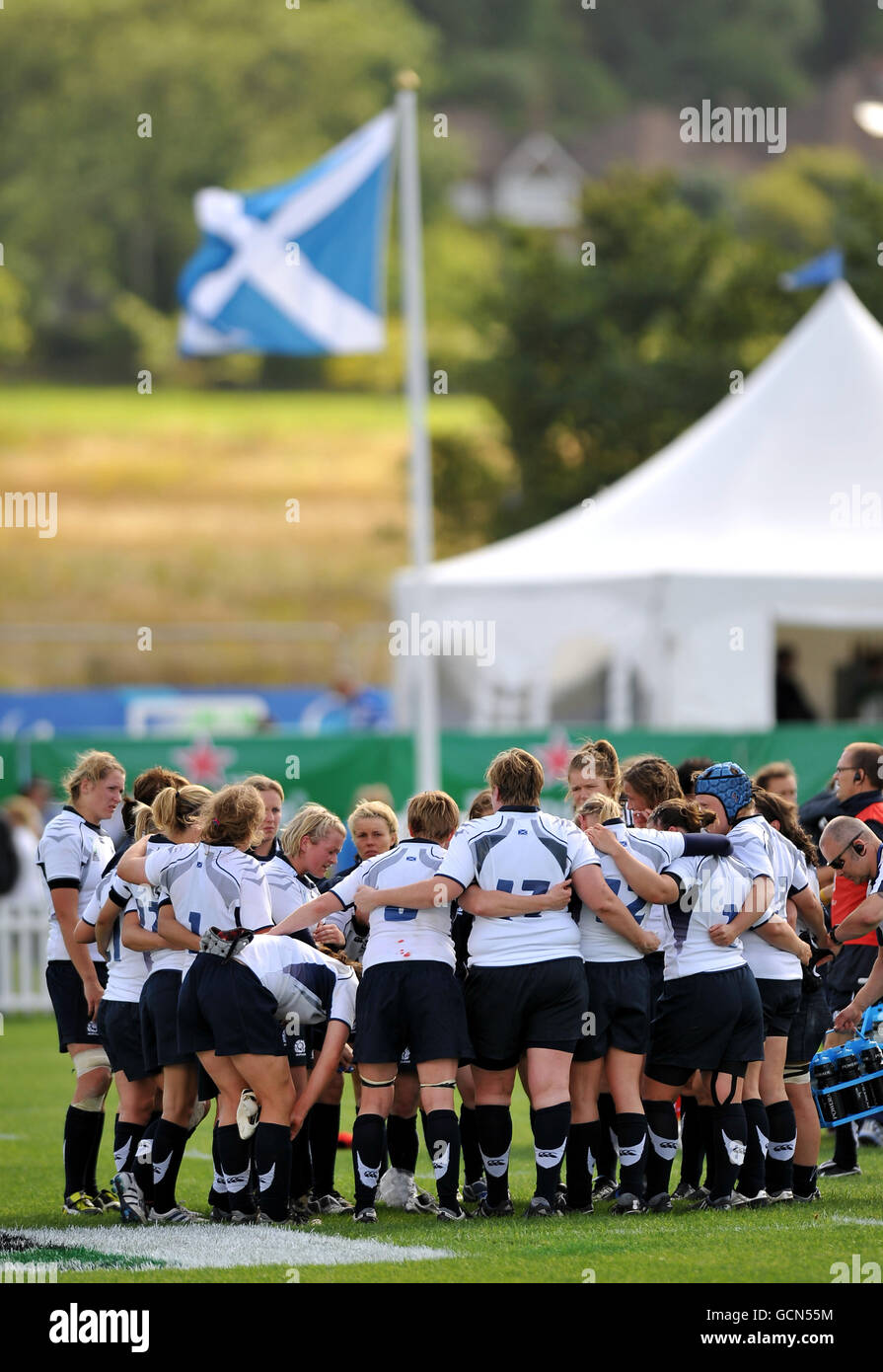 L'équipe d'Écosse se réunit pour un entretien d'équipe après le match de la coupe du monde des femmes de l'IRB à Surrey Sports Park, à Guildford. Banque D'Images