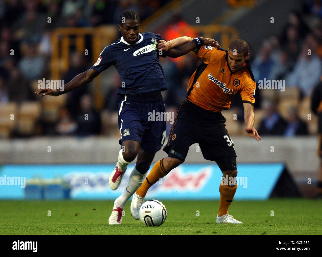 Anthony Grant, de Southend, est contesté par Adlene Guedioura (à droite) de Wolverhampton lors de la Carling Cup, deuxième match rond à Molineux, Wolverhampton. Banque D'Images