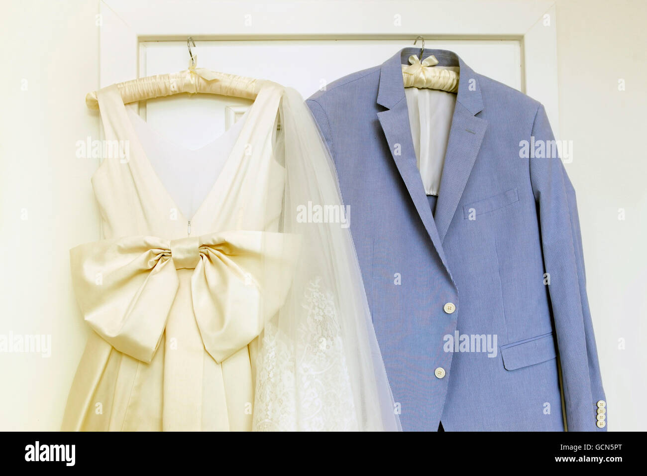 Accessoires de mariage - robe pour la mariée et le marié costume du Banque D'Images