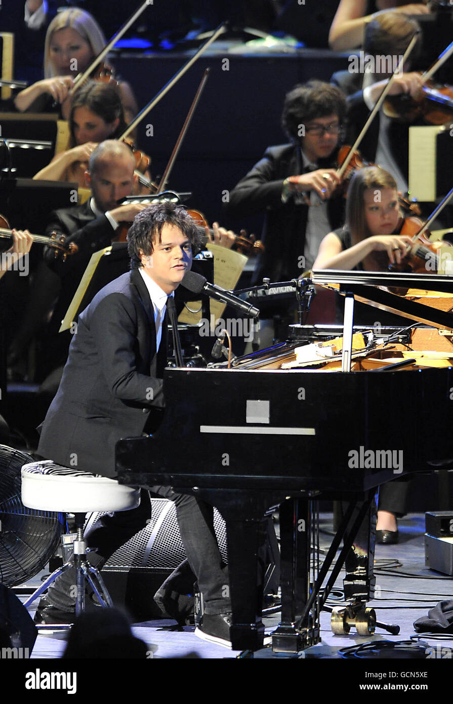 Jamie Cullum joue avec l'orchestre du patrimoine au Royal Albert Hall pour les proms de la BBC de nuit. Banque D'Images