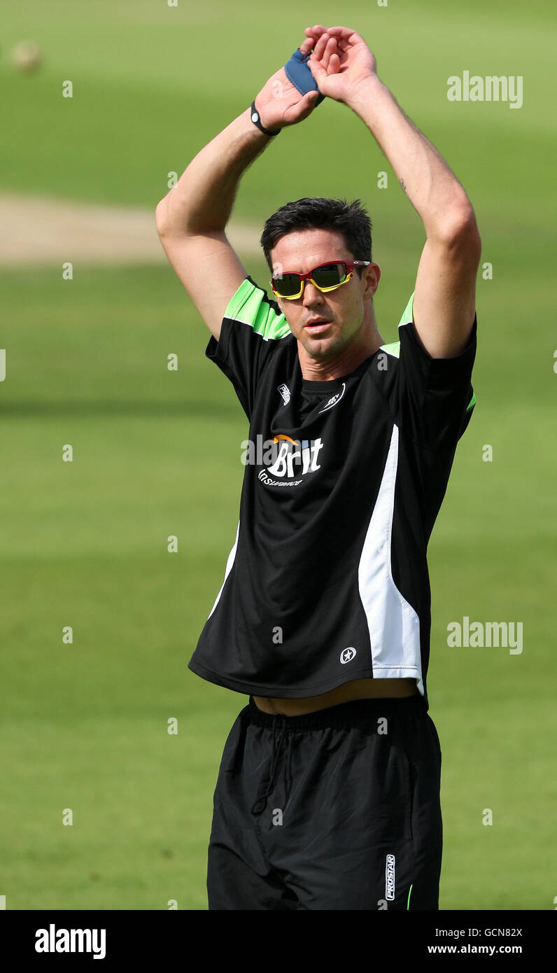 Kevin Pietersen, de Surrey, se réchauffe avant ses débuts pour les Surrey Lions avant le match de la Clydesdale Bank 40 au Brit Insurance Oval, à Londres. Banque D'Images