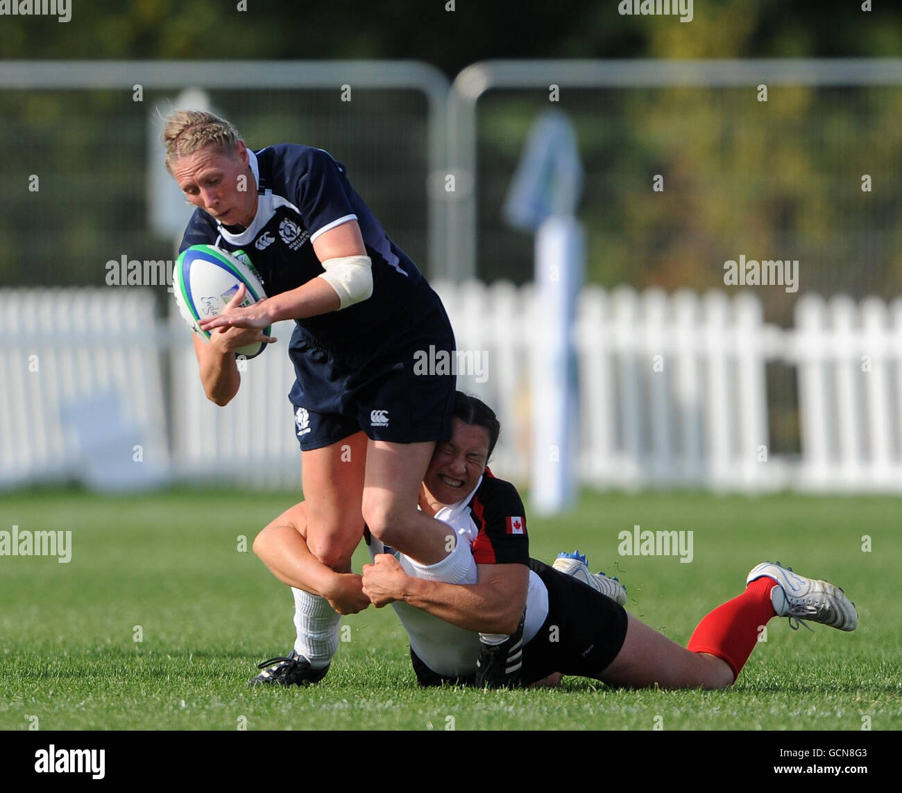 Ronnie Fitzpatrick, en Écosse, est en action lors de la cinquième finale de la coupe du monde de rugby féminin au Surrey Sports Park, à Guildford. Banque D'Images