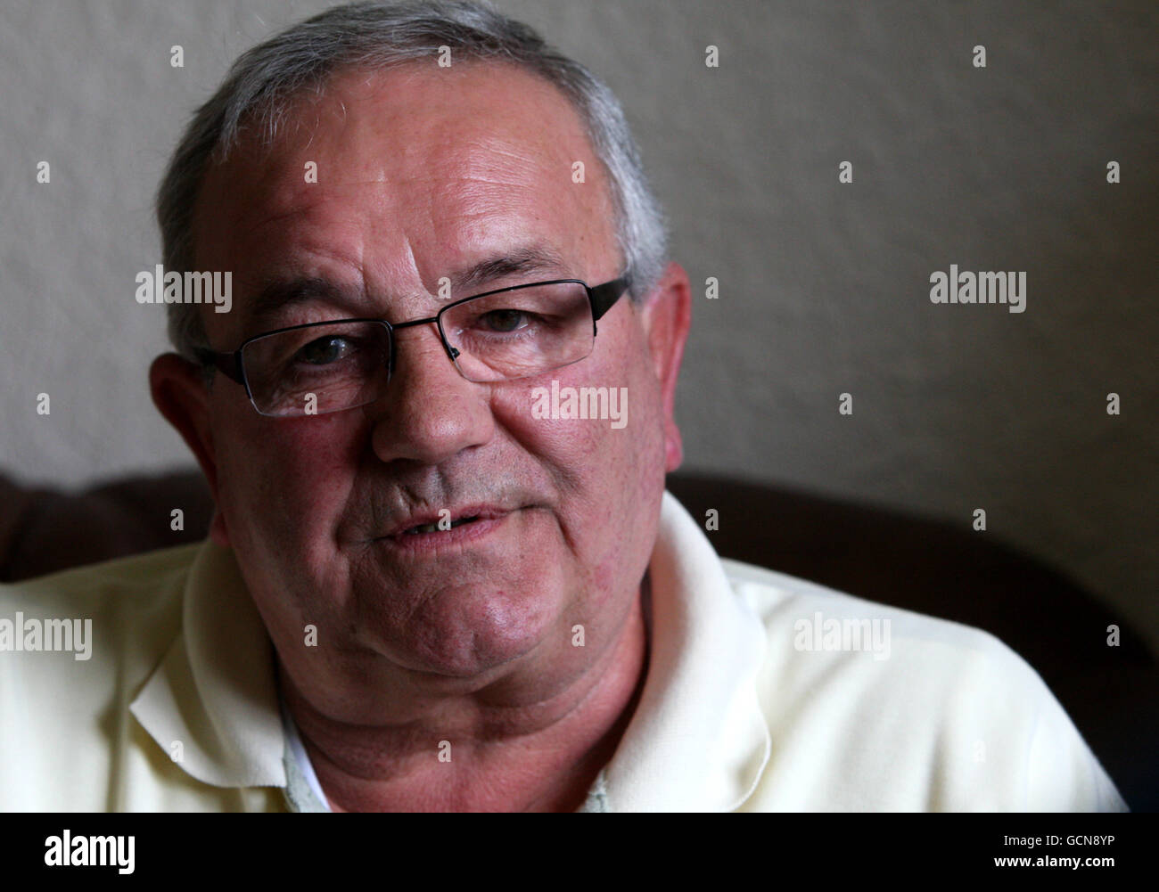 Robert Pilley, père de Suzanne Pilley dans sa maison d'Édimbourg, parlant  aux médias de sa disparition Photo Stock - Alamy