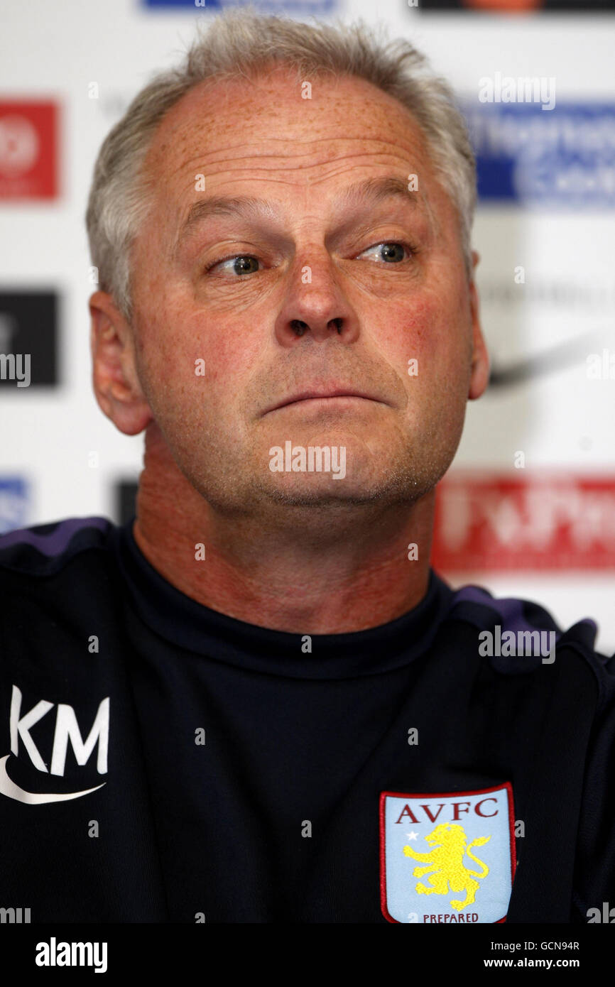 Kevin MacDonald, responsable de la conciergerie de la Villa Aston, parle lors de la conférence de presse au complexe de formation de la santé de Bodymoor, à Suton Coldfield. Banque D'Images