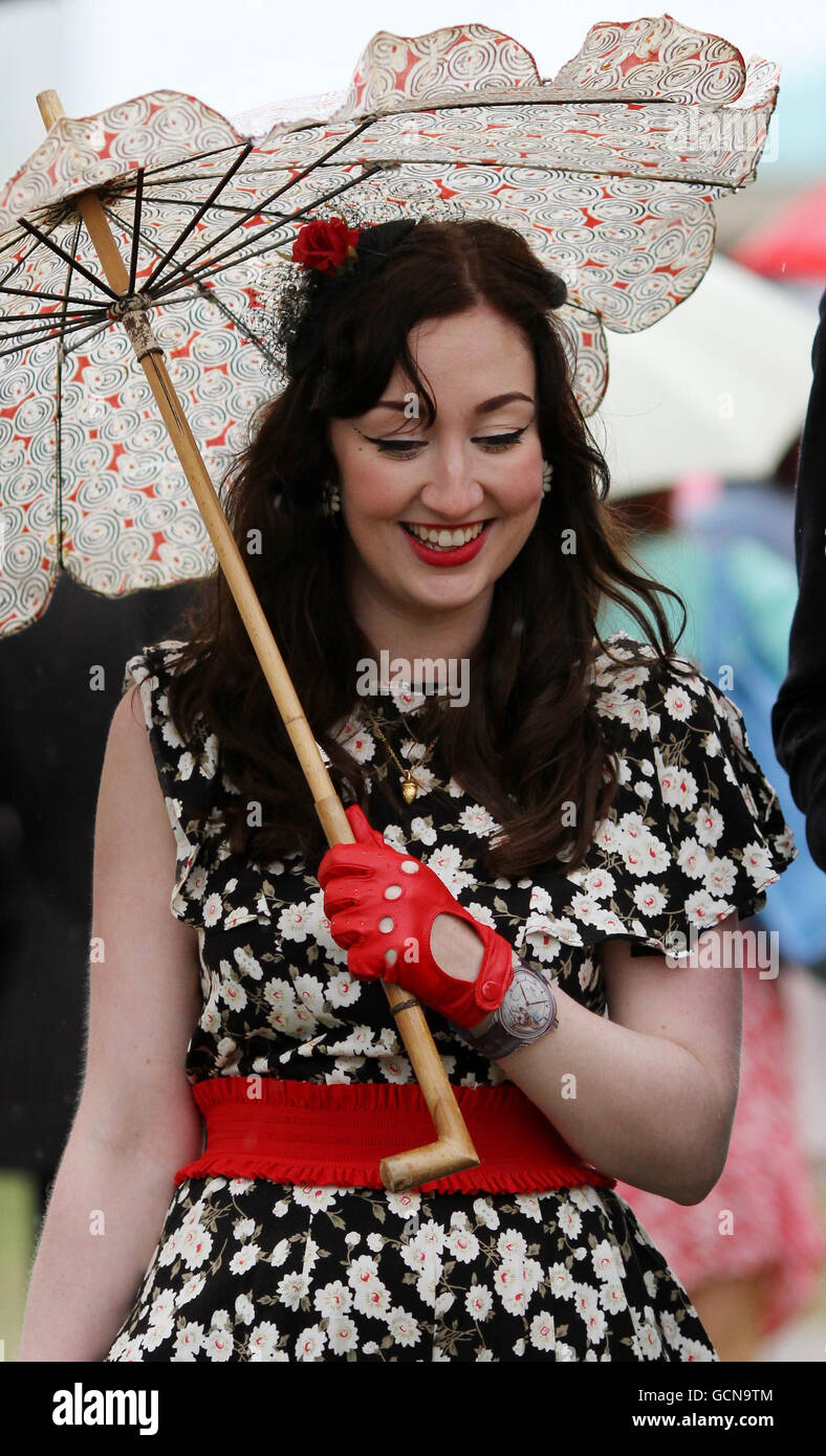 Showbiz vintage demi longueur mi parapluie gants souriant mangis Banque de  photographies et d'images à haute résolution - Alamy