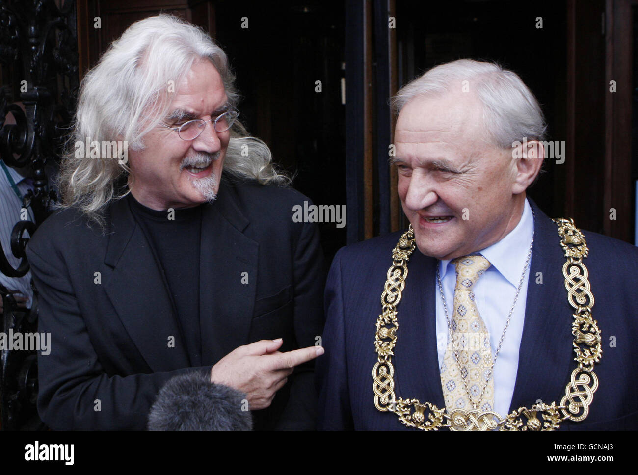 Le comédien Billy Connolly avec le Seigneur Provost Bob Winter (à droite) aux chambres de ville de Glasgow, avant une cérémonie où il recevra la liberté de la ville. Banque D'Images
