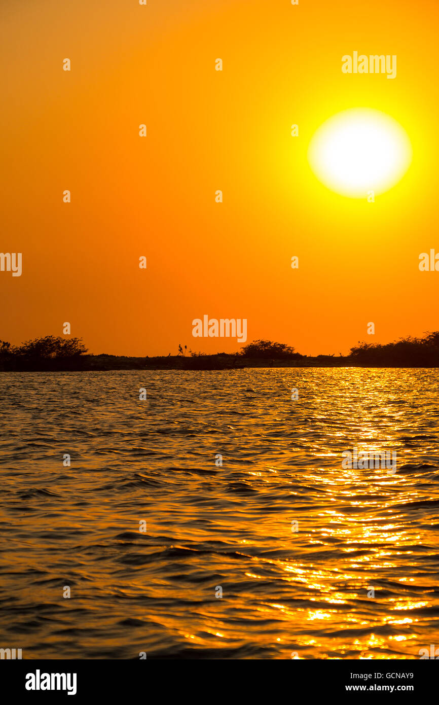 Coucher du soleil en revenant du restaurant sur l'eau à La Paz, El Salvador Banque D'Images