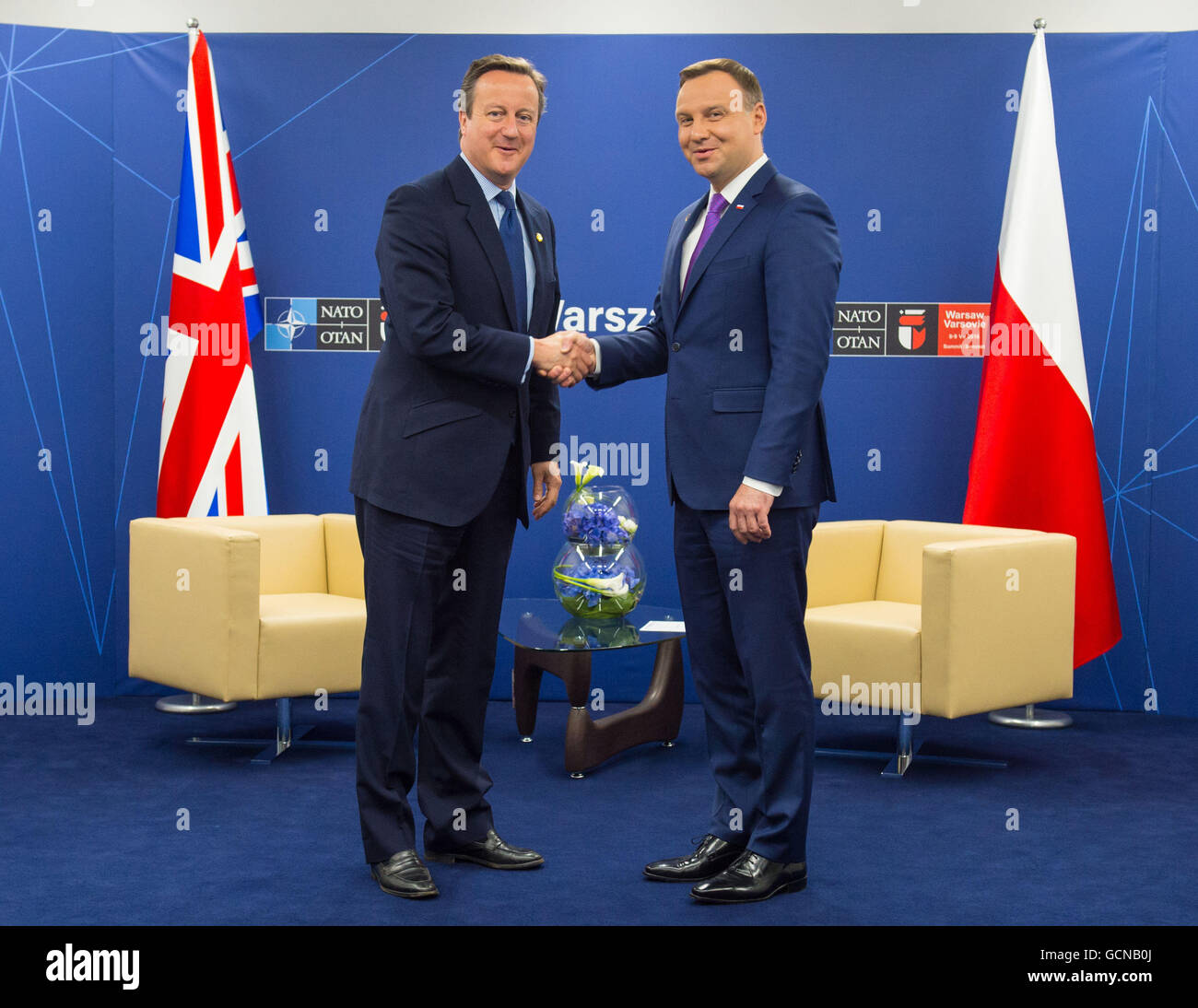 Le premier ministre David Cameron (à gauche) rencontre le président de Pologne Andrzej Duda dans une réunion bilatérale sur la deuxième journée du sommet de l'Otan au Stade National, à Varsovie, Pologne. Banque D'Images