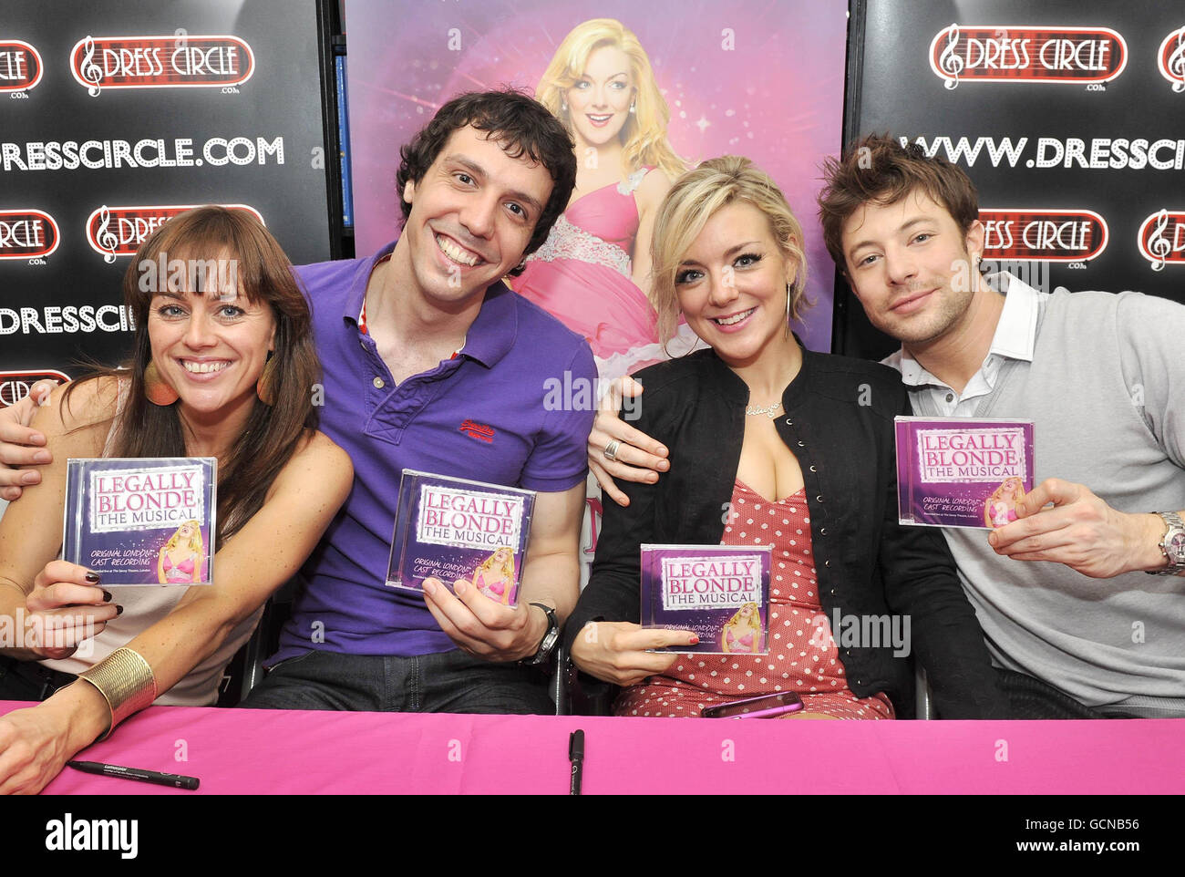 (De gauche à droite) Jill Halfpenny, Alex Gaumond, Sheridan Smith et Duncan James, certains des acteurs de la comédie musicale Legally Blond, lors d'une session de signature d'album à la boutique Dress Circle de Covent Garden à Londres. Banque D'Images