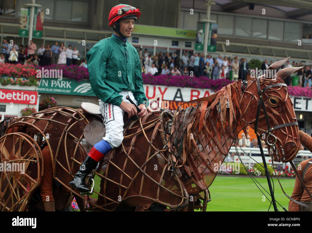 Le jockey Frankie Dettori, au sommet des acteurs du West End, joue à 'War Horse' lors de la Variety Club Day à l'hippodrome de Sandown Park. Banque D'Images