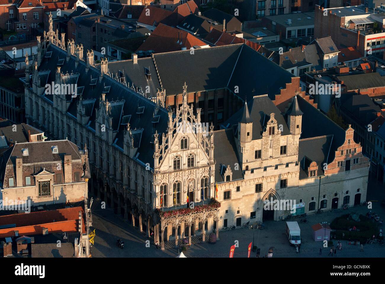 Stadhuis (Hôtel de Ville) et le palais du Grand Conseil dans le Grote Markt (Grand Place), Mechelen (Malines), Flandre orientale, Belgique Banque D'Images