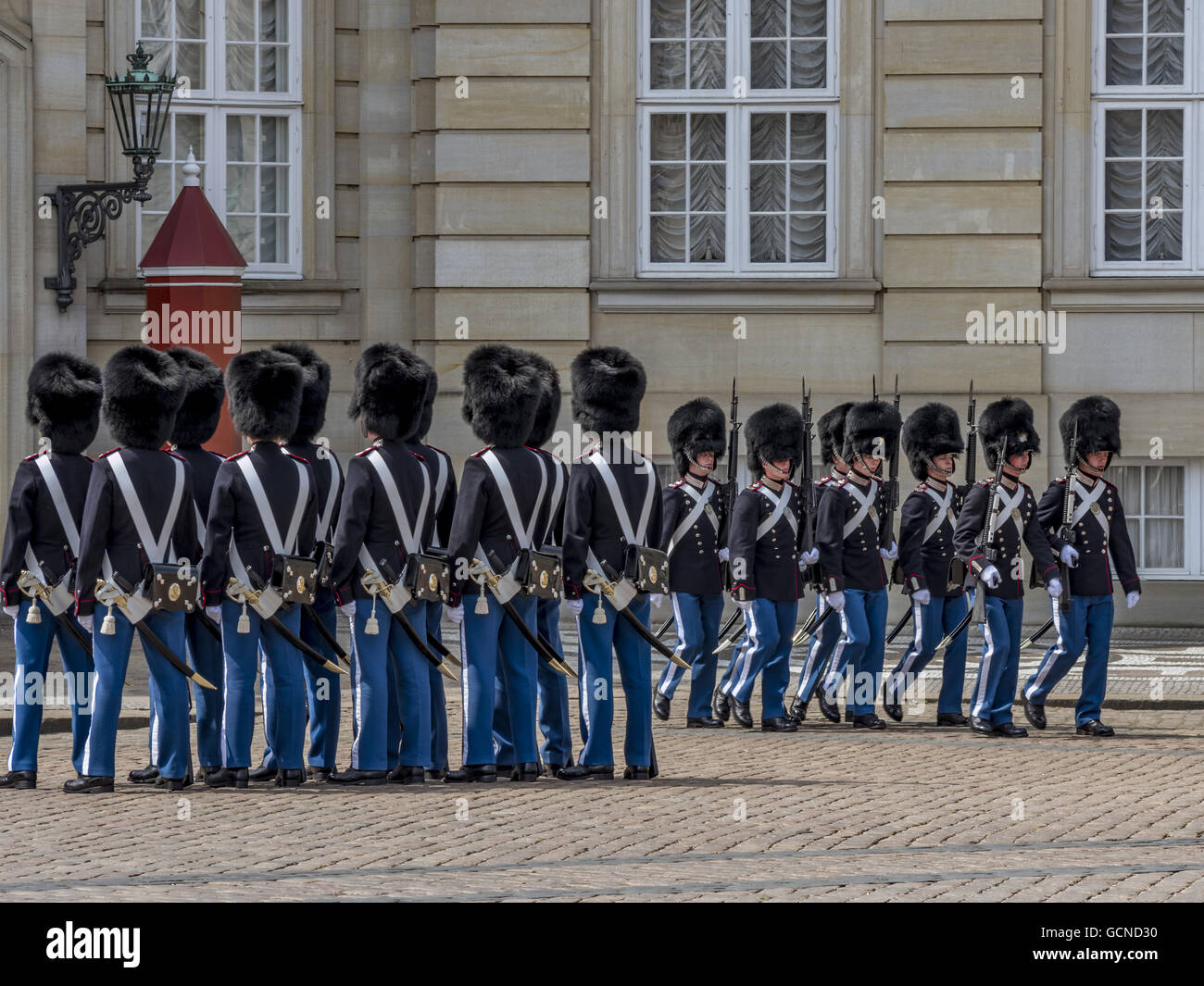 Les gardiens de la vie royale devant le Palais d'Amalienborg, Copenhague, Danemark, Europe Banque D'Images