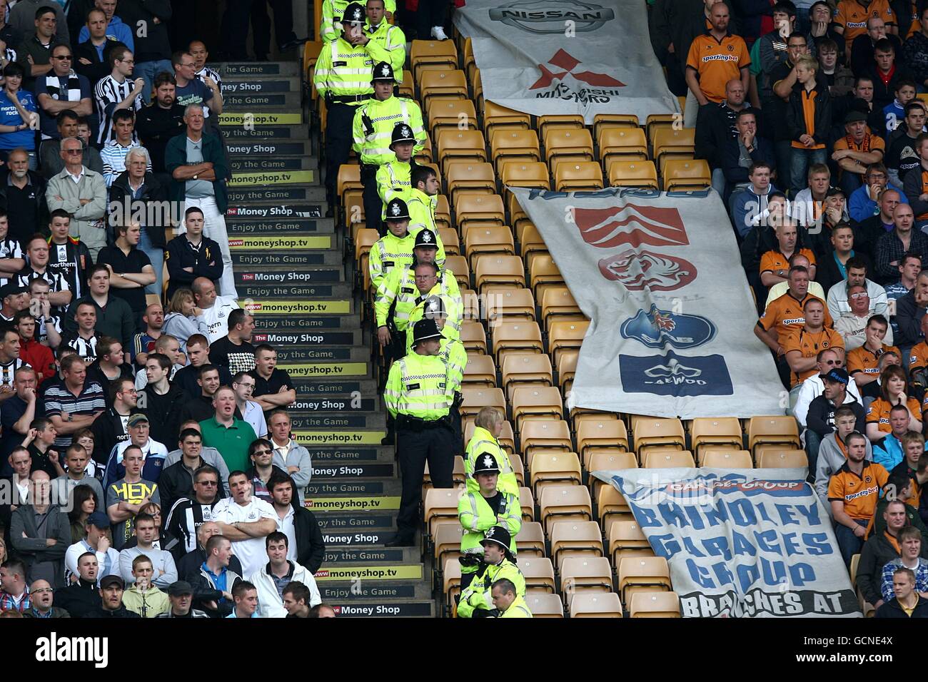 Football - Barclays Premier League - Wolverhampton Wanderers / Newcastle United - Molineux.Une ligne de police sépare les deux ensembles de fans dans les stands à Molineux Banque D'Images