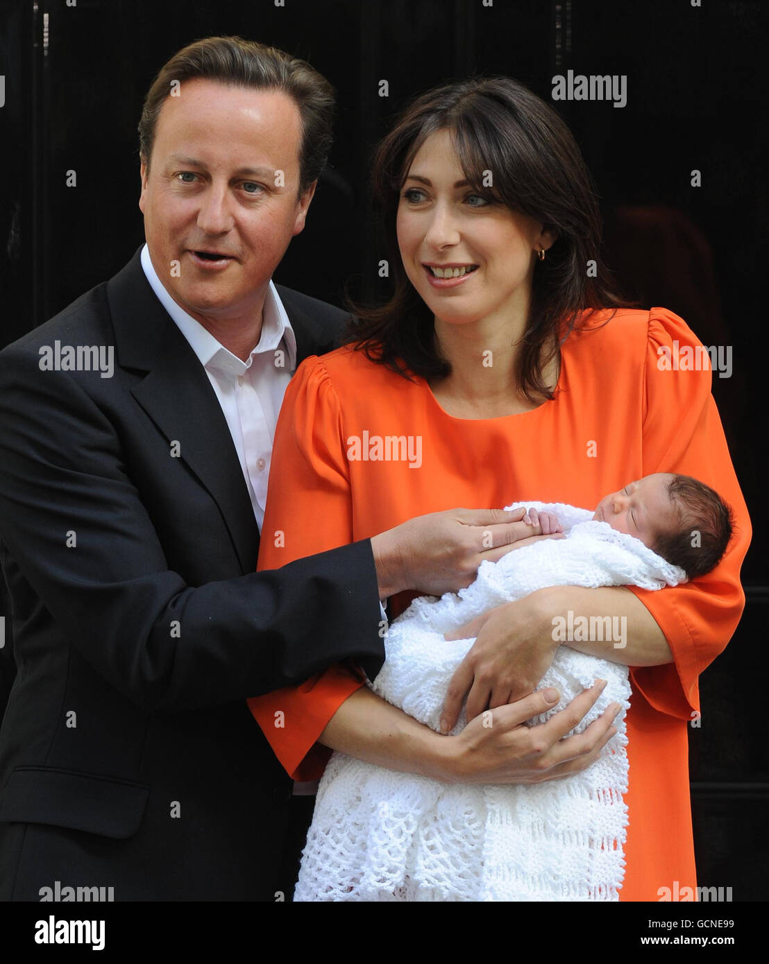 Le Premier ministre David Cameron et sa femme Samantha avec leur petite  fille Florence Rose Endellion Cameron devant le 10 Downing Street, Londres,  après leur retour à Londres après leurs vacances d'été