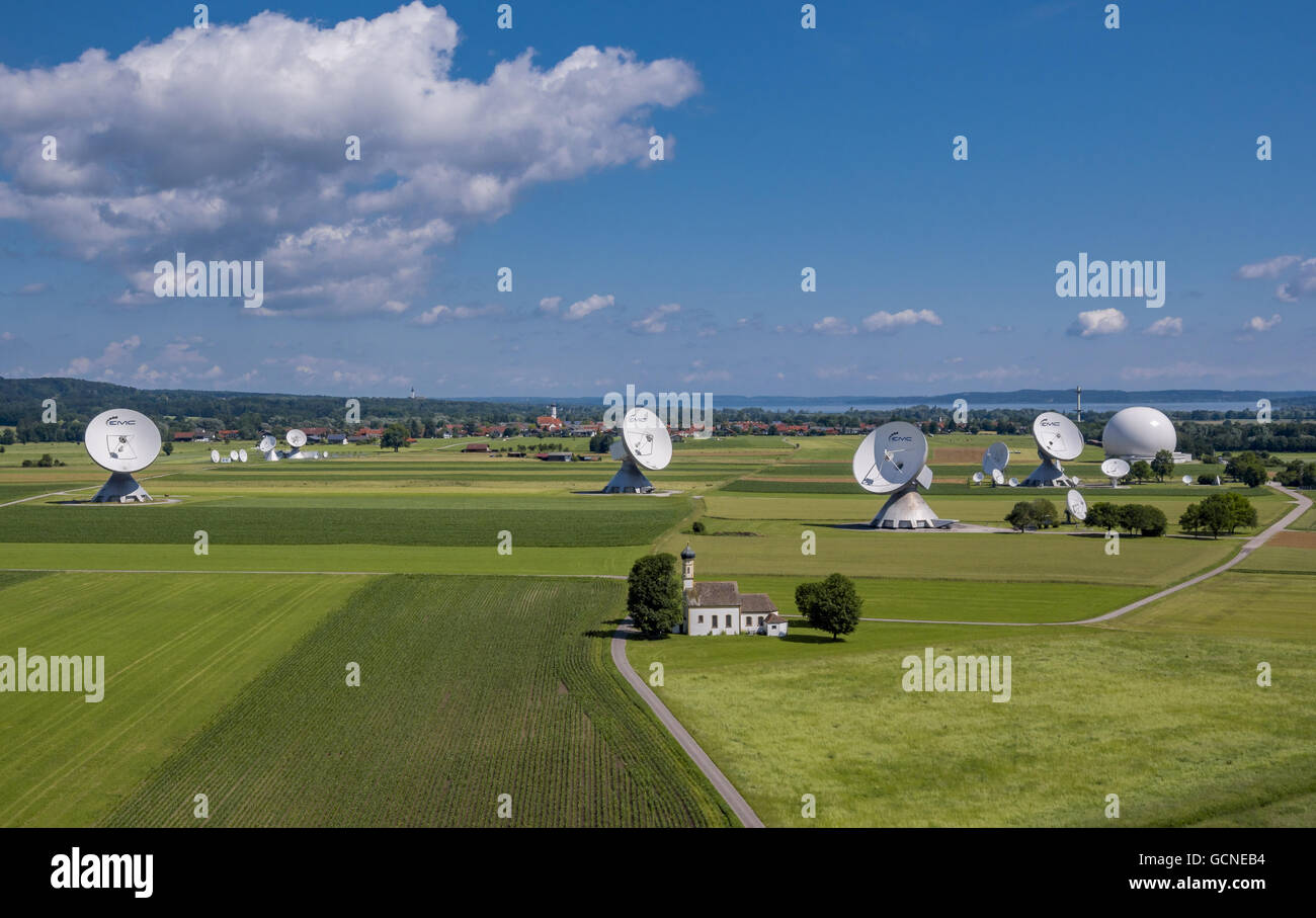 Raisting de la station terrienne de satellite Banque de photographies