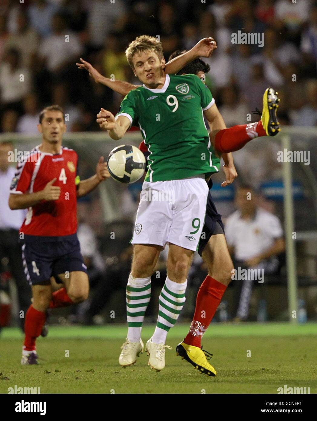 Football - UEFA Euro 2012 - qualification - Groupe B - Arménie / République d'Irlande - Stade républicain d'Erevan.Le Repbulic de l'Irlande Kevin Doyle (front) s'emmêle avec Robert Arzumanyan d'Arménie Banque D'Images