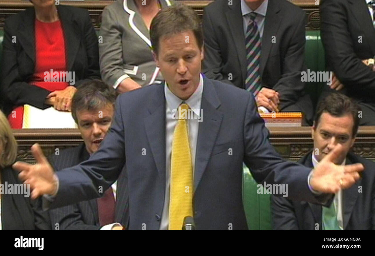 Le vice-premier ministre Nick Clegg pendant les questions du premier ministre à la Chambre des communes, à Londres. Banque D'Images