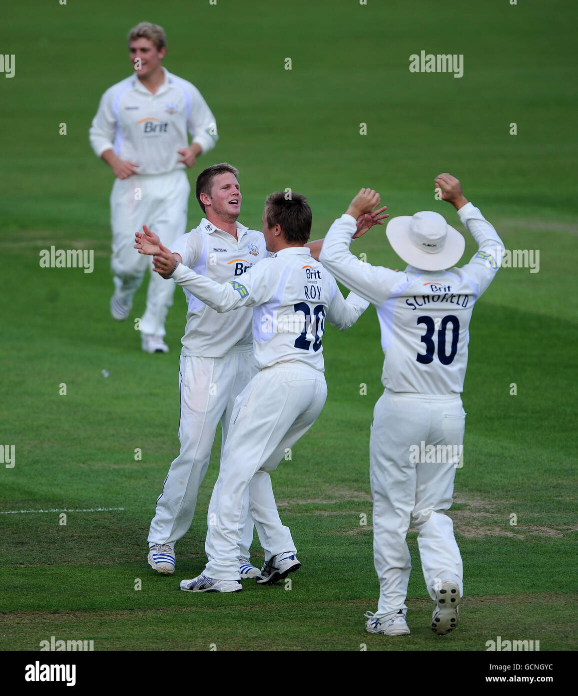 Stuart Meaker Stuart Meaker de Surrey célèbre avec Jason Roy après avoir pris le ...