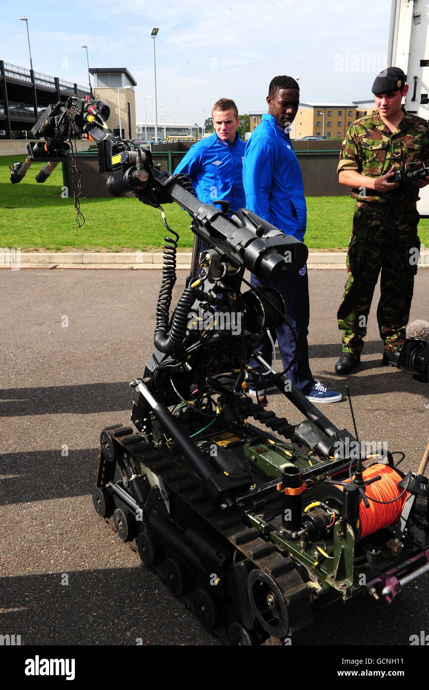 Des membres de l'équipe U21 d'Angleterre se présentent à un robot d'élimination de la bombe lors d'une visite de la Brigade d'assaut aérienne 16 et de la garnison de Colchester, à Colchester. Banque D'Images