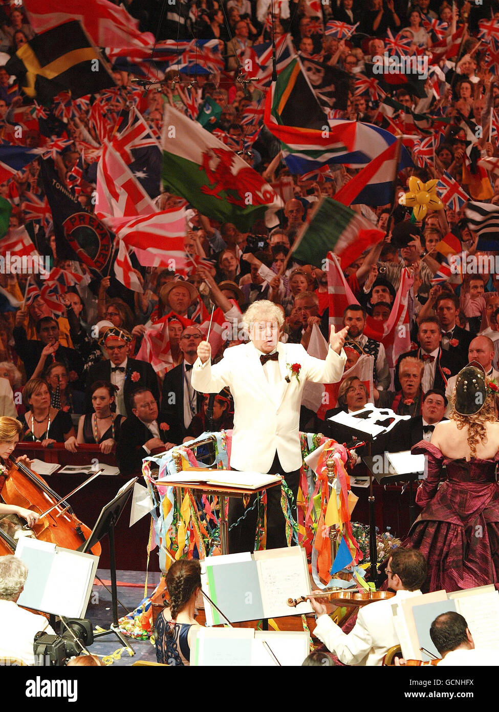 Les drapeaux sont ondulés derrière le chef d'orchestre Jiri Belohlavek pendant les moments de clôture de la 76e nuit dernière des Proms au Royal Albert Hall de Londres. Banque D'Images