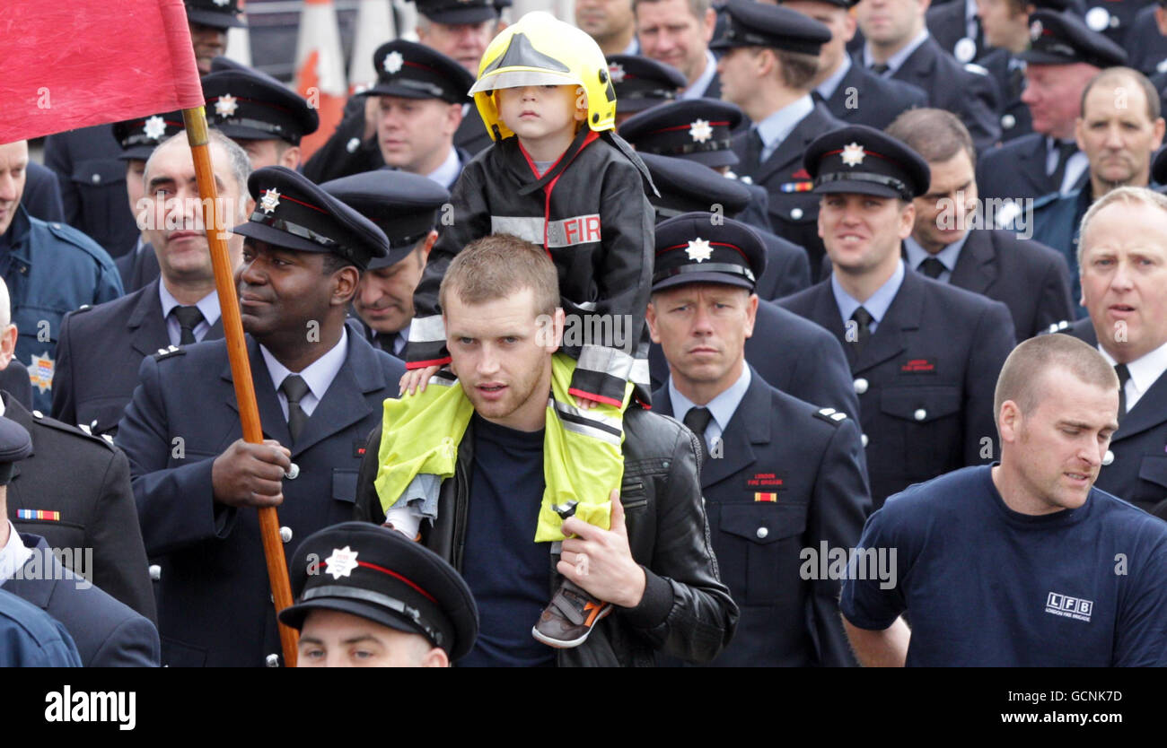 Les pompiers protestent dans les rues de Londres alors que des milliers d'entre eux doivent être gonflés pour une action de grève dans une rangée croissante au sujet de nouveaux contrats. Banque D'Images