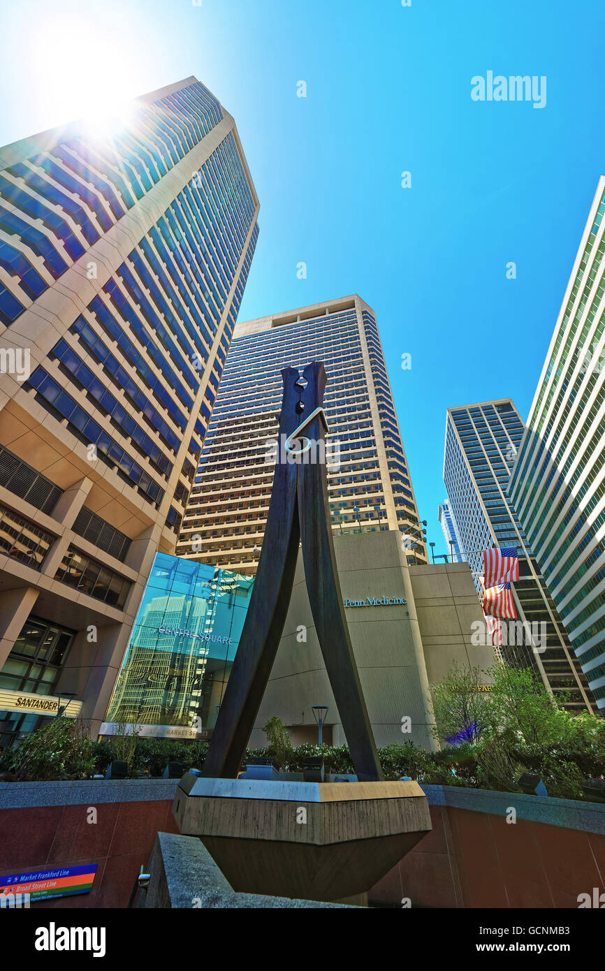Philadelphie, USA - 4 mai 2015 : sculpture Clothespin et gratte-ciel du centre-ville de Philadelphie. New York, USA. Avec sun spécial flare et Ray de lumières Banque D'Images