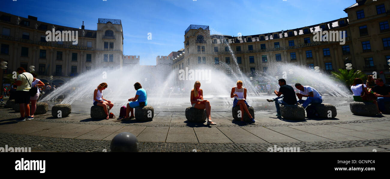 Europe Allemagne Munich place Karlsplatz fontaine à eau en été chaud Banque D'Images