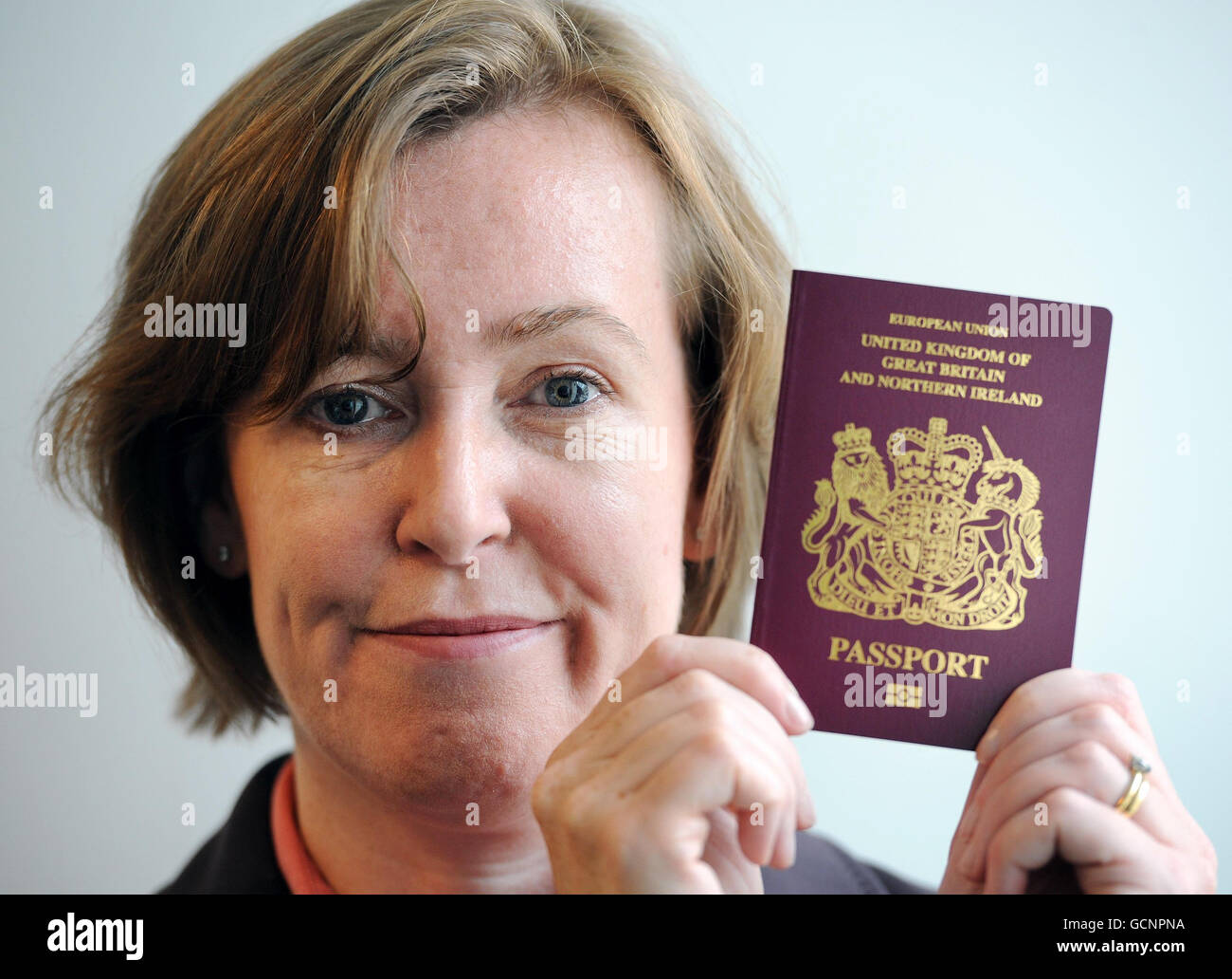 Sarah Rapson Directrice Generale Du Service De L Identite Et Des Passeports Et Un Exemplaire Du Nouveau Modele De Passeport Pour Le Royaume Uni De Grande Bretagne Et D Irlande Du Nord Photo Stock Alamy