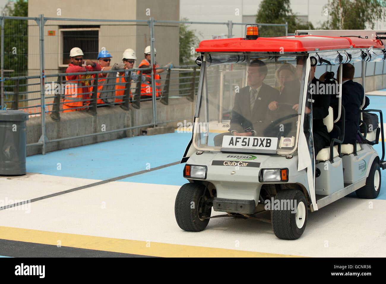 L'équipe d'inspection de la FIFA fait une tournée lors de l'inspection des enchères de la coupe du monde 2018 de la FIFA au stade City of Manchester, Manchester. Banque D'Images