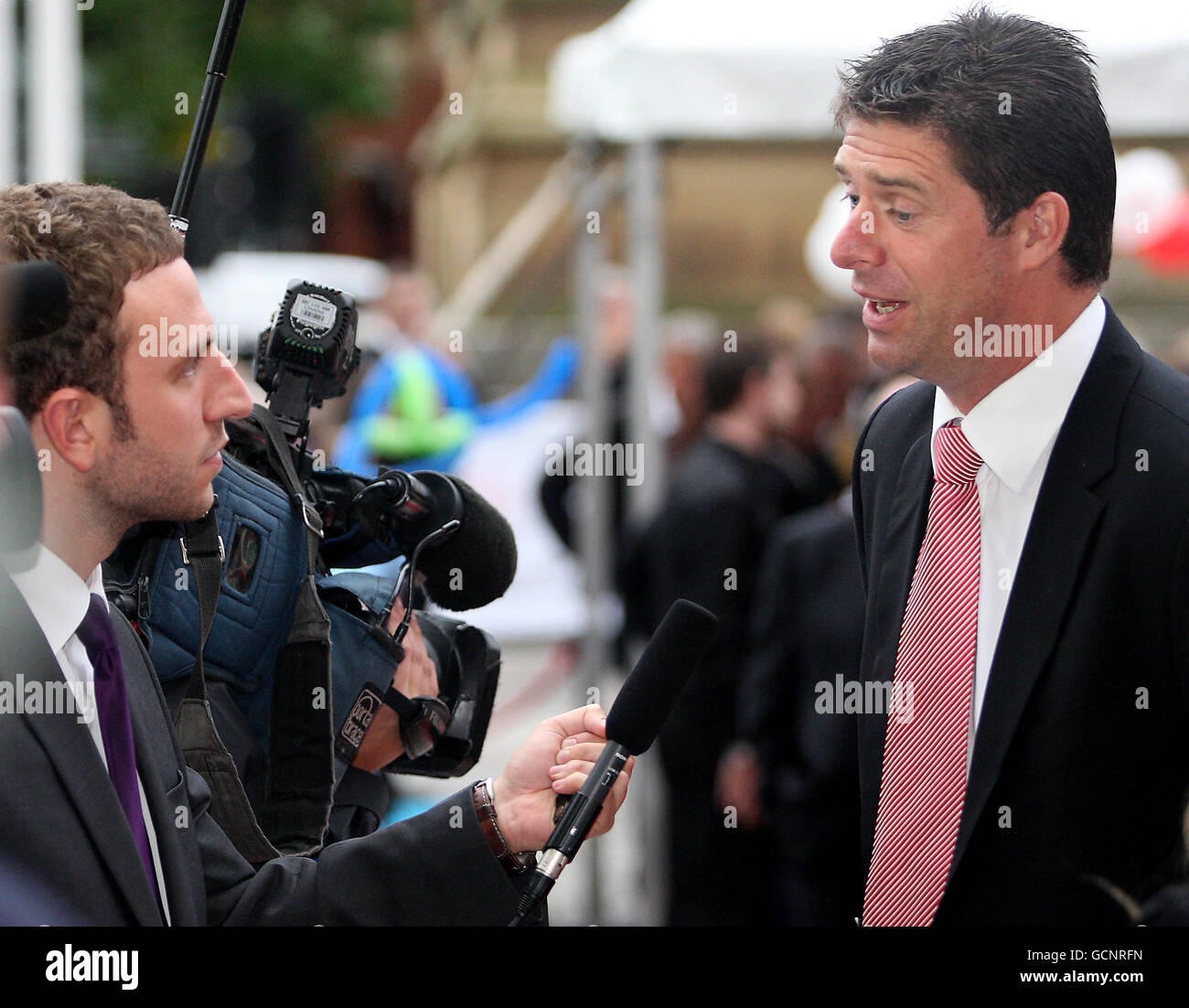 Niall Quinn, président de Sunderland, est interviewé alors qu'il arrive avec l'équipe d'inspection de la FIFA lors d'un dîner-réception tenu à l'hôtel de ville de Manchester lors de l'inspection des enchères de la coupe du monde 2018 de la FIFA à Manchester. Banque D'Images