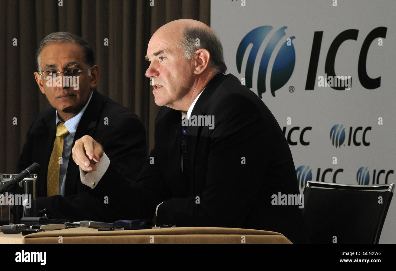 Haroon Lorgat, directeur général de la CPI (à gauche), et Sir Ronnie Flanagan, président de l'unité de lutte contre la corruption et de sécurité de la CPI, lors d'une conférence de presse au terrain de cricket Lords, à Londres. Banque D'Images