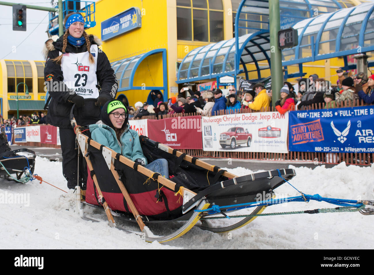 Anna Berington et laissez l'équipe de la ligne de départ de cérémonie avec un Iditarider au cours de l'Iditarod 2016 Banque D'Images