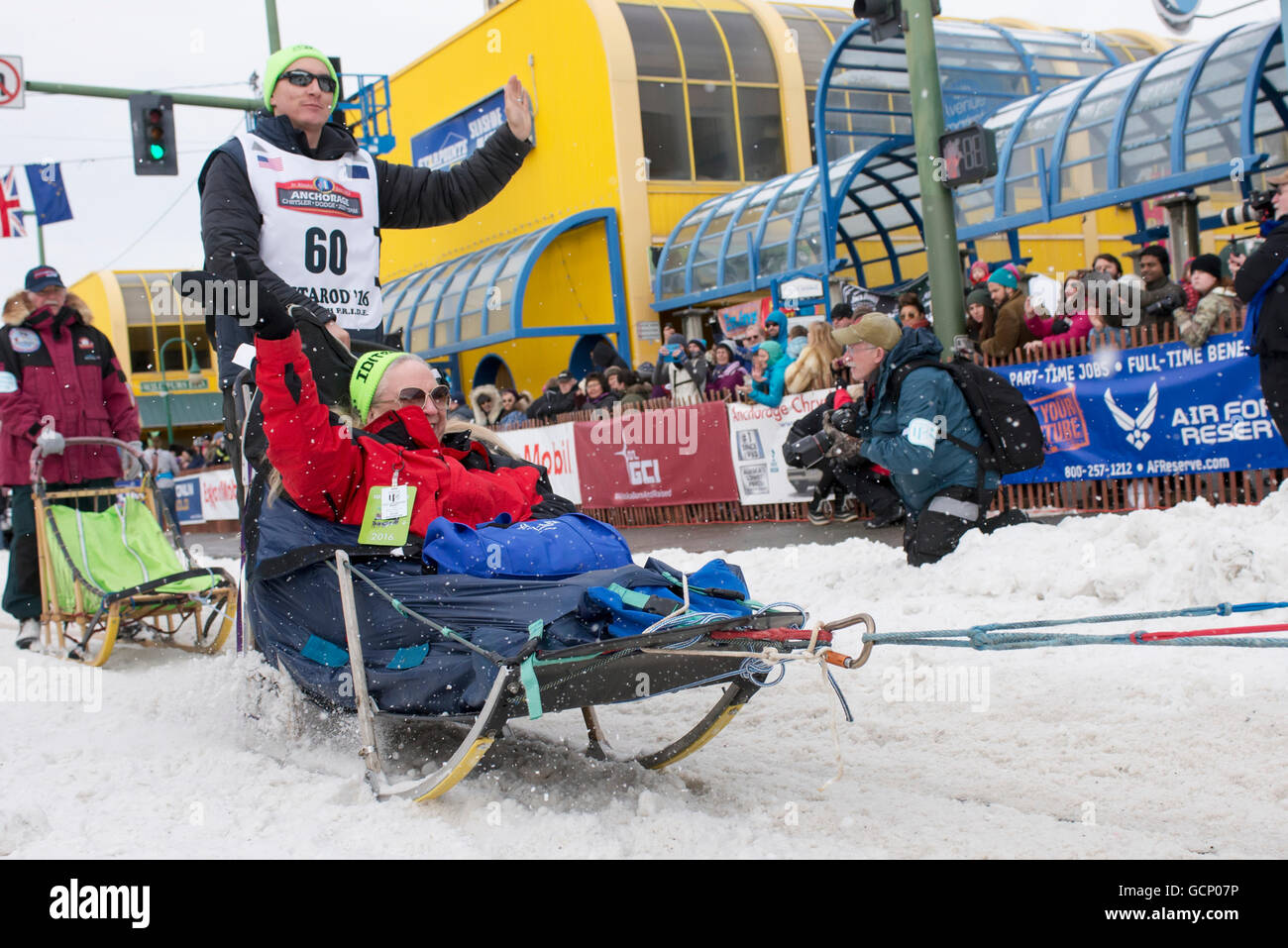 Ryan Redington et laissez l'équipe de la ligne de départ de cérémonie avec un Iditarider au cours de l'Iditarod 2016 Banque D'Images