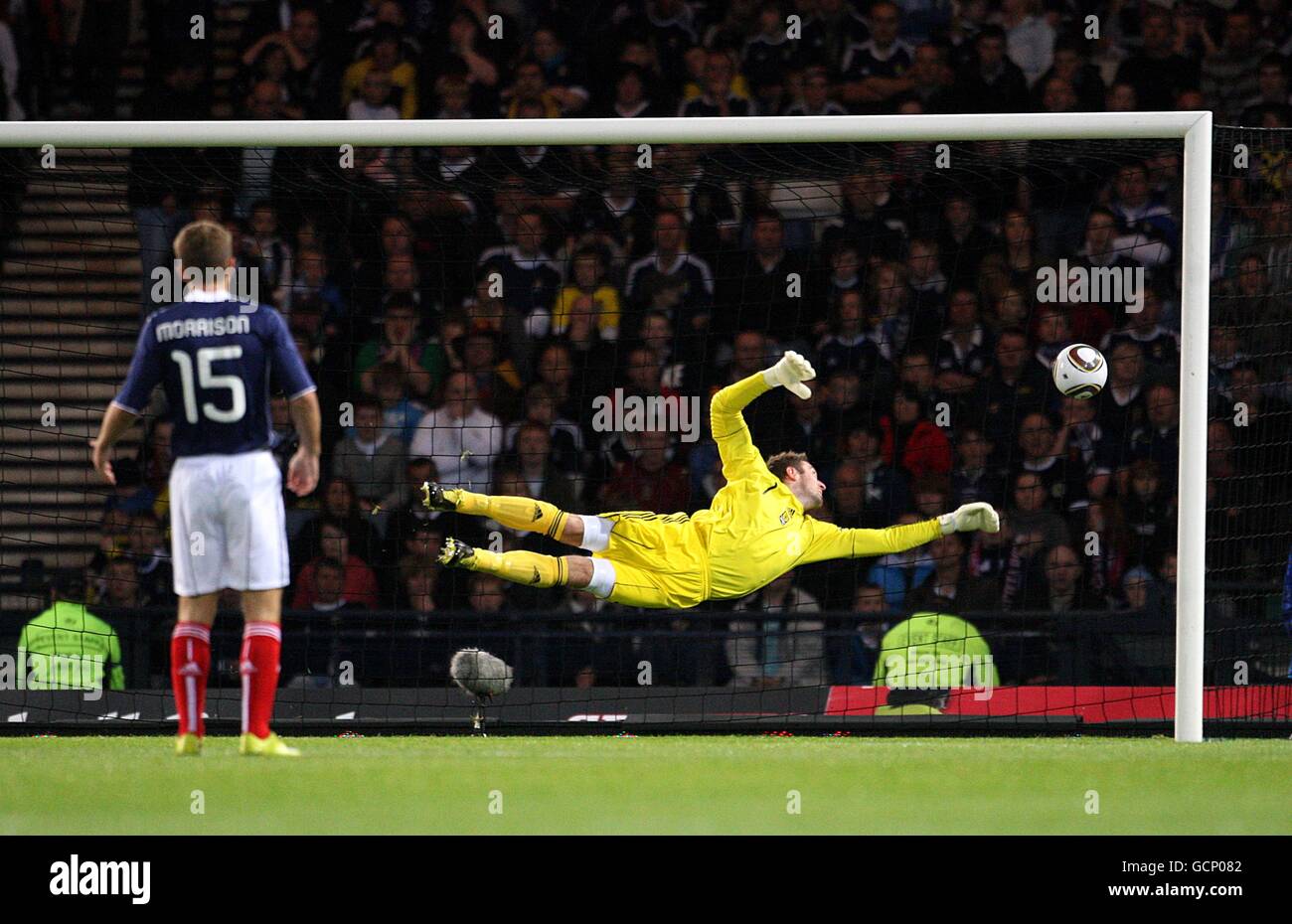 Football - UEFA Euro 2012 - qualification - Groupe I - Ecosse / Liechtenstein - Hampden Park.Mario Frick (non représenté), du Liechtenstein, marque le premier but du match Banque D'Images