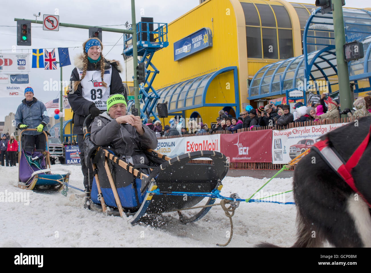 Kristy Berington et laissez l'équipe de la ligne de départ de cérémonie avec un Iditarider au cours de l'Iditarod 2016 Banque D'Images