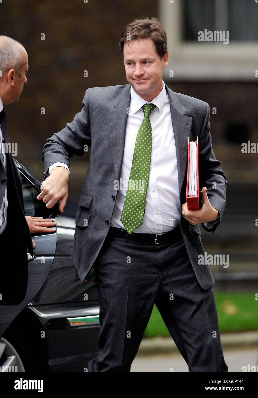 Le vice-premier ministre Nick Clegg arrive pour une réunion du Cabinet au 10 Downing Street, à Londres. Banque D'Images