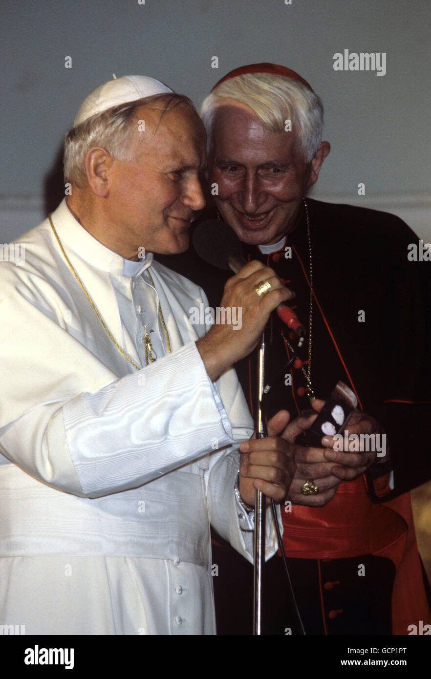 Le pape Jean-Paul II (à gauche) et l'archevêque de Westminster, le cardinal Basil Hume, s'adèrent à la congrégation Banque D'Images