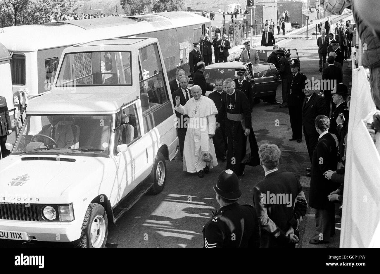 Le pape Jean-Paul II s'élève de son 'Popemobile' à la gare de Gatwick pour prendre son train en attente à destination de Londres au début de sa visite pastorale de six jours. Banque D'Images