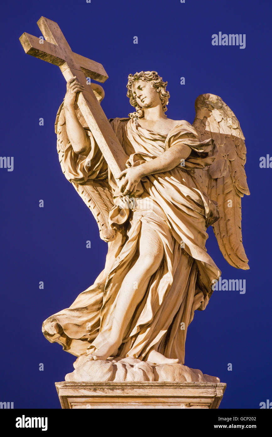 ROME, ITALIE - Le 9 mars 2016 : Statue de l'ange avec la croix dans le style baroque par le sculpteur Ercole Ferrata de Angel's Bridge. Banque D'Images